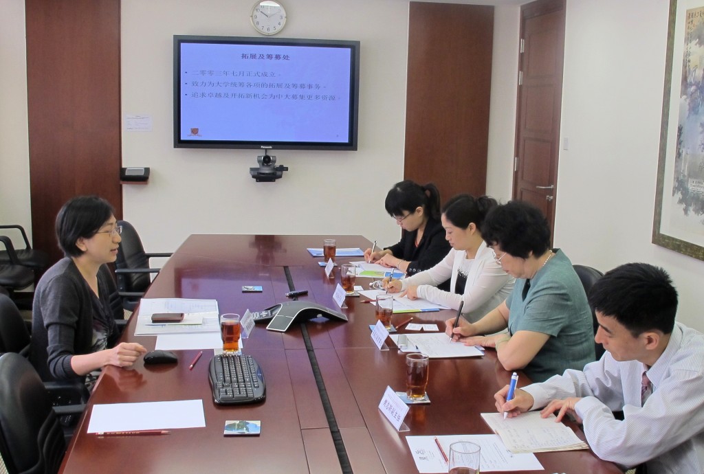 代表团成员和香港中文大学基金会交流