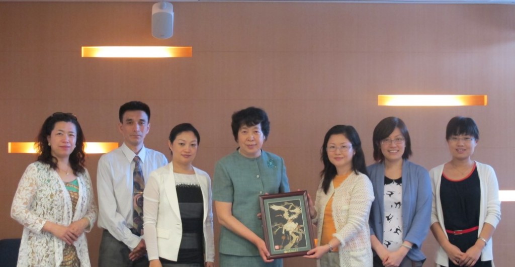 崔书记向香港大学基金会赠送礼物.JPG